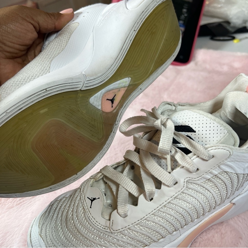 Nike Jordan Women's White and Pink Sneakers b64 - Picture 8 of 8
